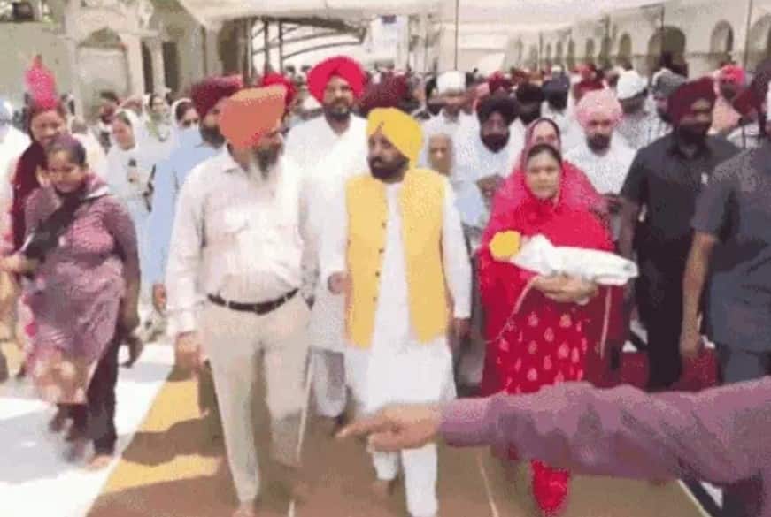 Amritsar News CM Bhagwant Mann reached Sri Harimandar Sahib first time with his daughter Niamat Amritsar News: ਸੀਐਮ ਭਗਵੰਤ ਮਾਨ ਪਹਿਲੀ ਵਾਰ ਧੀ ਨਿਆਮਤ ਨੂੰ ਲੈ ਕੇ ਪਹੁੰਚੇ ਸ਼੍ਰੀ ਹਰਿਮੰਦਰ ਸਾਹਿਬ
