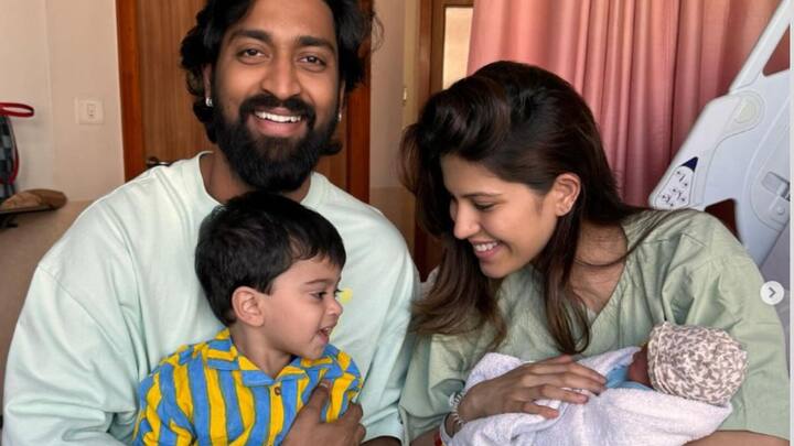 Krunal Pandya and his wife have been blessed with a baby boy They have named him Vayu कृणाल पांड्याच्या घरी गुड न्यूज, पत्नी पंखुडीनं दिला गोंडस बाळाला जन्म