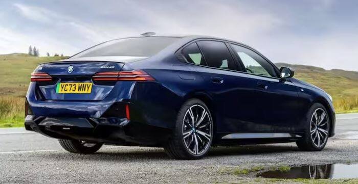 BMW i5 EV ਵਿੱਚ 81.2 kWh ਦਾ ਬੈਟਰੀ ਪੈਕ ਹੈ। ਇਹ ਕਾਰ ਸਿੰਗਲ ਚਾਰਜਿੰਗ 'ਚ 516 ਕਿਲੋਮੀਟਰ ਦੀ ਰੇਂਜ ਦਿੰਦੀ ਹੈ। ਇਸ ਕਾਰ 'ਚ ਇਲੈਕਟ੍ਰਿਕ ਆਲ ਵ੍ਹੀਲ ਡਰਾਈਵ ਸਿਸਟਮ ਦੇ ਨਾਲ ਡਿਊਲ ਮੋਟਰ ਲੇਆਉਟ ਲਗਾਇਆ ਗਿਆ ਹੈ।