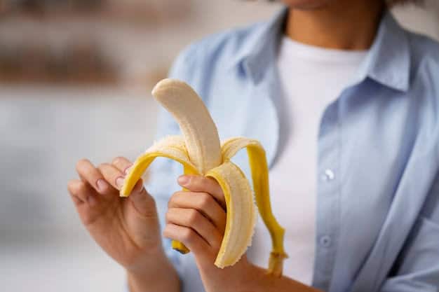 In fact, bananas are considered beneficial for everyone.  However, according to Ayurveda, banana is cooling in nature and is heavy on digestion.  Banana also acts as a lubricant.  If one's body remains dry or always feels tired, one should eat banana.  Apart from this, banana should be eaten in the case of lack of sleep, anger, thirst and irritation in the body.
