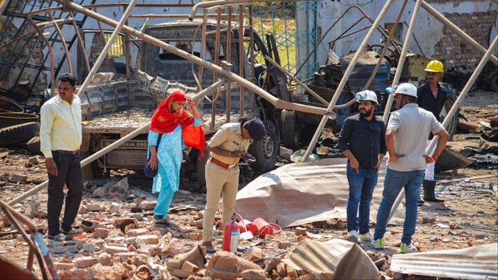 Jabalpur Scrap Warehouse Blast with loud noise worker killed ANN जबलपुर में कबाड़ गोदाम में ब्लास्ट, मजदूर के शव के साथ मिले बम के खोखे, 5 किलोमीटर तक थर्राई धरती