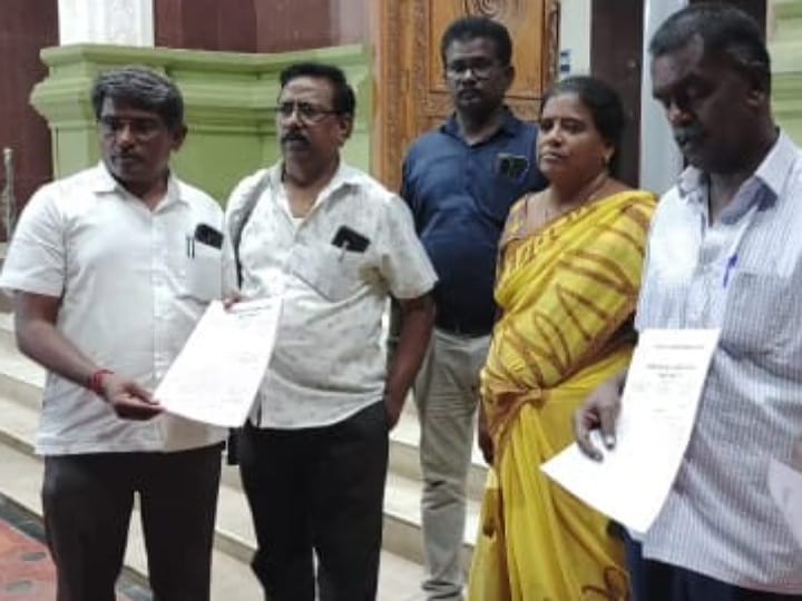 நீதிபதி முன்னிலையில் விஷம் குடித்து தற்கொலைக்கு முயன்ற ஊழியர் - ஆட்சியர் அலுவலகத்தில் மனு