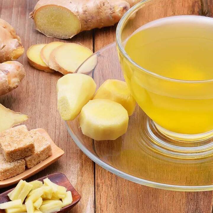 ਇਸ ਤੋਂ ਇਲਾਵਾ ਡਾਇਰੀਆ, ਐਸੀਡਿਟੀ ਅਤੇ ਬਲੋਟਿੰਗ ਤੋਂ ਬਚਣ ਲਈ ਵੀ ਅਦਰਕ ਬਹੁਤ ਫਾਇਦੇਮੰਦ ਹੋ ਸਕਦਾ ਹੈ। ਇਸ ਦੇ ਛੋਟੇ-ਛੋਟੇ ਟੁਕੜਿਆਂ ਨੂੰ ਪਾਣੀ 'ਚ ਪਾ ਕੇ ਉਬਾਲ ਲਓ ਅਤੇ ਪੀਓ।