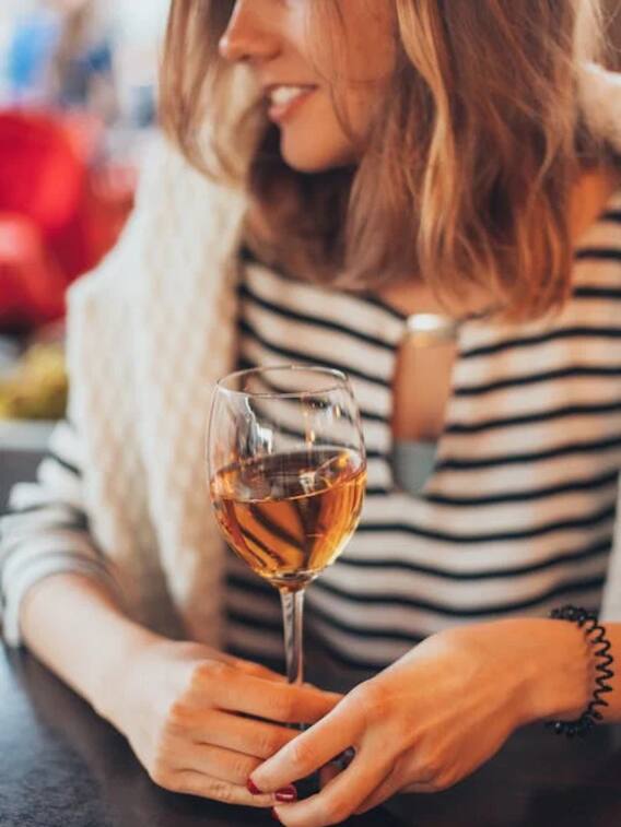 एक दिन में शराब के साथ कितना पानी पी जाते हैं लोग?