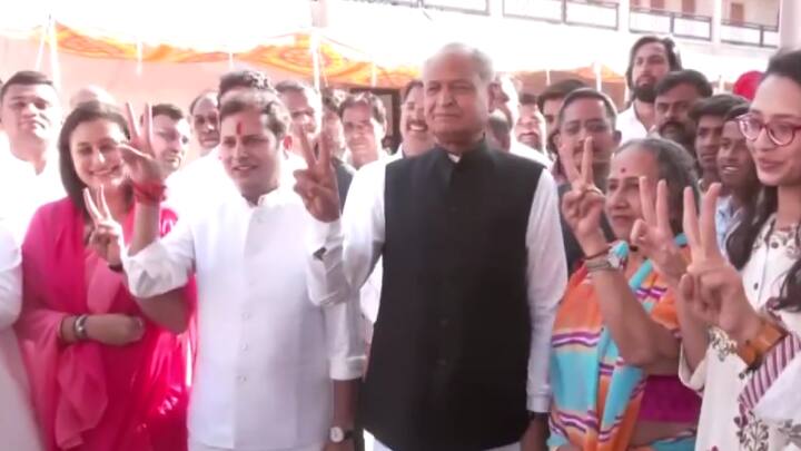 Former Chief Minister Ashok Gehlot who cast his vote at a polling booth in Jodhpur, takes a photo with his family holding up a victory sign. His son Vaibhav Gehlot is a candidate from the Jalore Lok Sabha seat. (Photo: ANI)