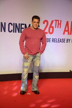 'रुसलान' की स्क्रीनिंग में पहुंचे सलमान खान, कूल अंदाज में 'भाईजान' की तस्वीरें हुईं वायरल