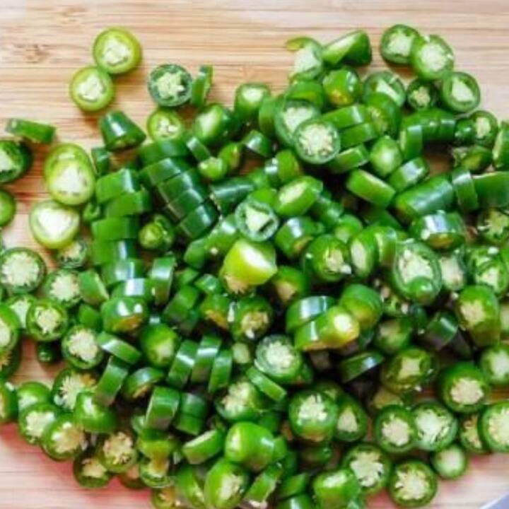 ਜੇਕਰ ਖਾਣਾ ਮਸਾਲੇਦਾਰ ਨਾ ਹੋਵੇ ਤਾਂ ਇਸ ਦਾ ਸਵਾਦ ਅਧੂਰਾ ਲੱਗਦਾ ਹੈ, ਪਰ ਲਾਲ ਮਿਰਚ ਦੀ ਵਰਤੋਂ ਥੋੜ੍ਹੇ-ਥੋੜ੍ਹੇ ਹੀ ਕਰਨਾ ਬਿਹਤਰ ਹੈ। ਇਸ ਦੀ ਬਜਾਏ ਹਰੀ ਮਿਰਚ ਨੂੰ ਬਿਹਤਰ ਮੰਨਿਆ ਜਾਂਦਾ ਹੈ। ਹਰੀਆਂ ਮਿਰਚਾਂ ਨੂੰ ਭੋਜਨ ਵਿੱਚ ਮਿਲਾ ਕੇ ਵਰਤਿਆ ਜਾਂਦਾ ਹੈ। ਇਸ ਦਾ ਕੱਚਾ ਸੇਵਨ ਕਰਨਾ ਵੀ ਫਾਇਦੇਮੰਦ ਹੁੰਦਾ ਹੈ। ਤਾਂ ਆਓ ਜਾਣਦੇ ਹਾਂ ਇਸ ਦੇ ਕੀ ਫਾਇਦੇ ਹਨ।