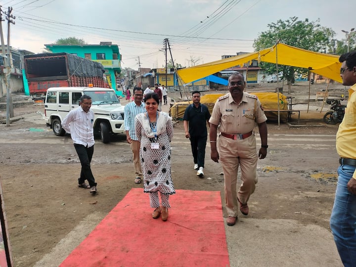 लोकशाहीला अधिक बळकट करण्यासाठी प्रत्येक मतदारांने आपले कर्तव्य पार पाडावे, असे आवाहन येथील अधिकारी आणि कर्मचाऱ्याने मतदारांना केले आहे.