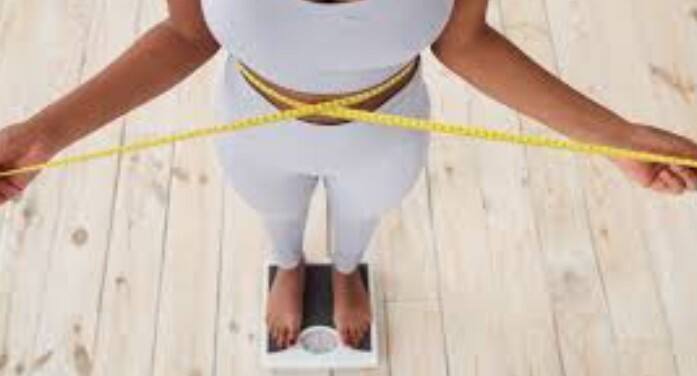 Healthy breakfast for weight loss: સવારનો નાસ્તો સૌથી મહત્વપૂર્ણ ભોજન કહેવાય છે. કારણ કે તમે સવારે જે પણ ખાઓ છો તે તમને આખા દિવસ માટે એનર્જી આપે છે. સવારના નાસ્તામાં પ્રોટીન, હેલ્ધી કાર્બોહાઇડ્રેટ, વિટામિન્સ અને મિનરલ્સથી ભરપૂર ખોરાકનો સમાવેશ થવો જોઈએ. તેનાથી તમારા શરીરને પોષણ મળશે અને તમે દિવસભર સ્વસ્થ અનુભવ કરશો. પરંતુ, જ્યારે લોકો ડાયેટિંગ કરે છે અથવા વજન ઘટાડવાનો પ્રયાસ કરે છે ત્યારે તેઓ કંઈપણ ખાતા પહેલા કેલરીની ગણતરી વિશે ચિંતા કરવાનું શરૂ કરે છે.