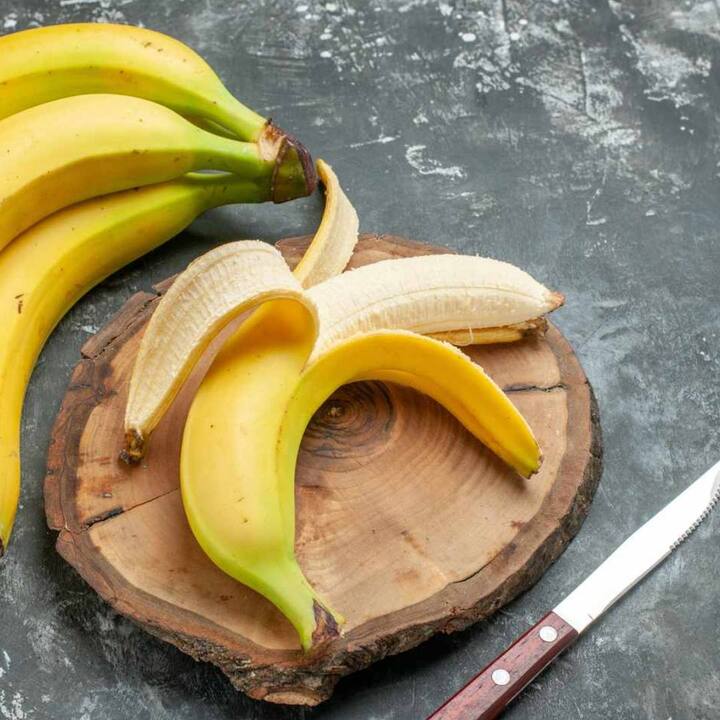 ਮਾਹਿਰਾਂ ਦਾ ਕਹਿਣਾ ਹੈ ਕਿ ਕੇਲੇ ਵਿੱਚ ਪੋਟਾਸ਼ੀਅਮ ਅਤੇ ਪੇਕਟਿਨ ਨਾਮਕ ਤੱਤ ਭਰਪੂਰ ਮਾਤਰਾ ਵਿੱਚ ਪਾਏ ਜਾਂਦੇ ਹਨ। ਇਹ ਦਸਤ ਤੋਂ ਛੁਟਕਾਰਾ ਪਾਉਣ ਲਈ ਬਹੁਤ ਫਾਇਦੇਮੰਦ ਹੈ। ਇਸ ਵਿੱਚ ਘੁਲਣਸ਼ੀਲ ਫਾਈਬਰ ਪਾਇਆ ਜਾਂਦਾ ਹੈ, ਜੋ ਅੰਤੜੀਆਂ ਦੀ ਗਤੀ ਨੂੰ ਠੀਕ ਕਰਦਾ ਹੈ। ਕੇਲਾ ਖਾਣ ਨਾਲ ਸਰੀਰ ਨੂੰ ਲਾਭਕਾਰੀ ਇਲੈਕਟ੍ਰੋਲਾਈਟਸ ਵੀ ਮਿਲਦੇ ਹਨ।