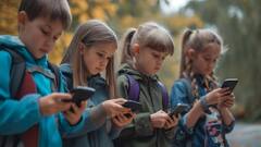 Kid's Health: क्या बच्चे को उलझाए रखने के लिए आप भी दे रहे स्मार्टफोन, तो जान लें मोबाइल देने की सही उम्र क्या है