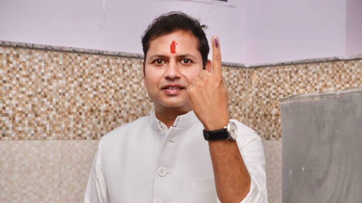 वैभव गहलोत ने जालोर से मतदान करने के बाद अपने सोशल मीडिया हैंडल एक्स पर ट्वीट कर कहा कि आज लोकतंत्र के त्योहार में अपने अधिकार और कर्तव्य को निभाते हुए न्याय की संकल्पना को साकार करने के लिए मतदान किया. आप सब भी जल्द से जल्द अपनी वोटिंग जरूर करें.