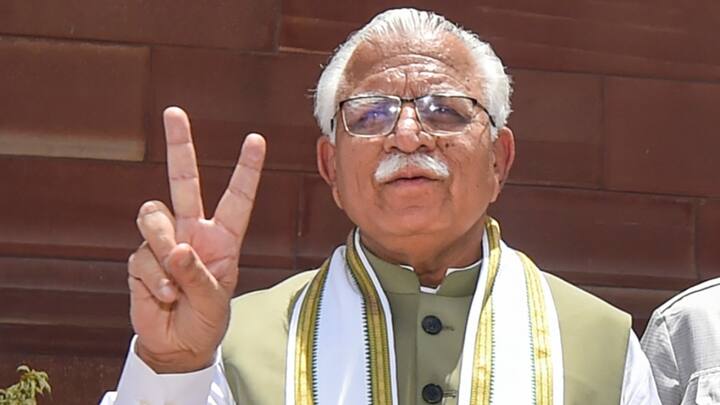 Lok Sabha Elections: हरियाणा के पूर्व मुख्यमंत्री मनोहर लाल खट्टर दावा करते हुए कहा कि लोकसभा चुनाव में विपक्ष दौड़ से बाहर है. उन्होंने कहा कि बीजेपी सारे रिकॉर्ड तोड़ देगी.