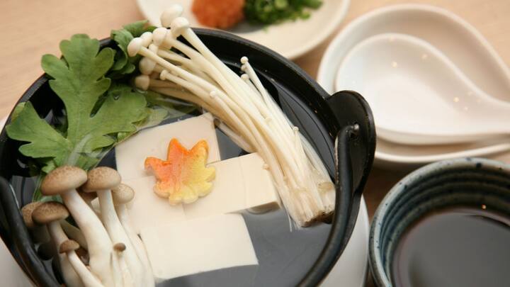 ন্যাশনাল রেস্টুরেন্টস অ্যাসোসিয়েশন অফ ইন্ডিয়ার নেতৃত্বে দু-ডজনের বেশি রেস্তোঁরা গৌতম বুদ্ধ নগর লোকসভা কেন্দ্রের ভোটারদের উৎসাহিত করতে উদ্যোগ নিয়েছে। জানিয়েছে, ২৬ তারিখ ভোট দিয়ে ২৭ তারিখের মধ্যে তালিকাভুক্ত যে কোনও একটি রেস্তোঁরায় গিয়ে শুধু দেখাতে হবে হাতে থাকা কালির ছাপ। তাহলেই খাবারের উপর বিশেষ 'ডেমোক্রেসি ডিসকাউন্ট' দিচ্ছে তারা। (ছবি সৌজন্য-পিটিআই)