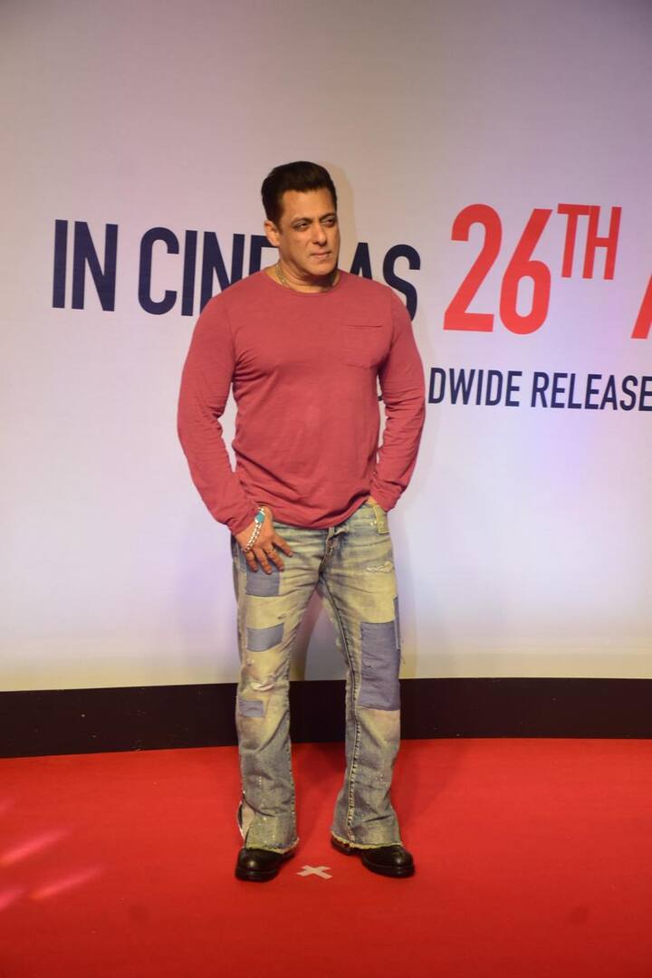 सलमान खान के वर्क फ्रंट की बात करें तो एक्टर ने हाल ही में अपनी अपकमिंग फिल्म सिकंदर की अनाउंसमेंट की थी.
