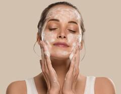 Skin Care: चेहरे पर साबुन लगाना स्किन के लिए सही होता है या नहीं? जानें इसका प्रभाव