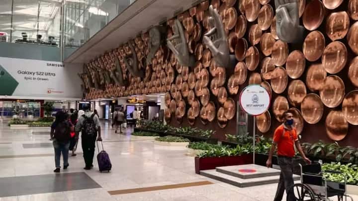 CISF arrested Singapore Airlines fake pilot at Indira Gandhi International Airport Delhi Delhi: काला चश्मा, नीला सूट...दिल्ली एयरपोर्ट पर यूनिफॉर्म में बन ठन कर घूम रहा था शख्स, CISF ने धरा तो निकला फर्जी पायलट