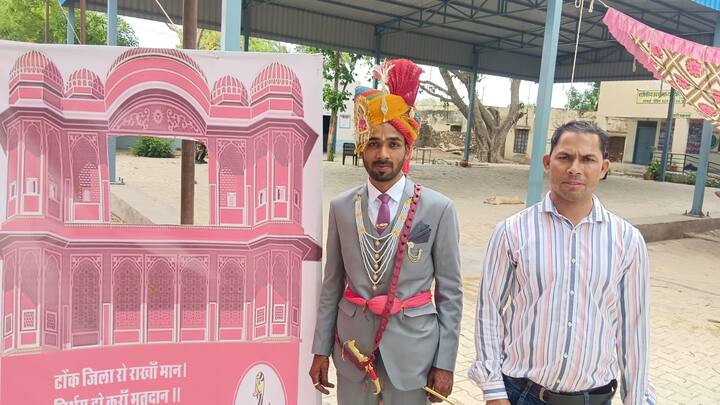 फर्स्ट टाइम वोटर्स में भी लोकसभा चुनाव को लेकर काफी उत्साह और जोश देखने को मिला. ग्रामीण क्षेत्र में कुछ लोग ऐसे भी हैं, जो अपना परिवार का भरण पोषण करने के लिए बाहर रहकर मजदूरी का काम करते हैं. मताधिकार करने के लिए लोग अपनी मजदूरी छोड़कर अपने गांव में मतदान करने के लिए पहुंचे.