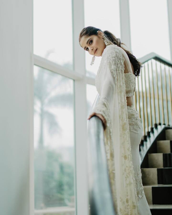 आरती सिंह के पैरेंट्स के चले जाने के बाद उनकी जिंदगी में भाई ही उनके लिए सबकुछ बन गए. वहीं बुआ गीता सिंह ने आरती को पाला. शादी में भी बुआ आरती सिंह के साथ कदम-कदम पर साथ रहीं.