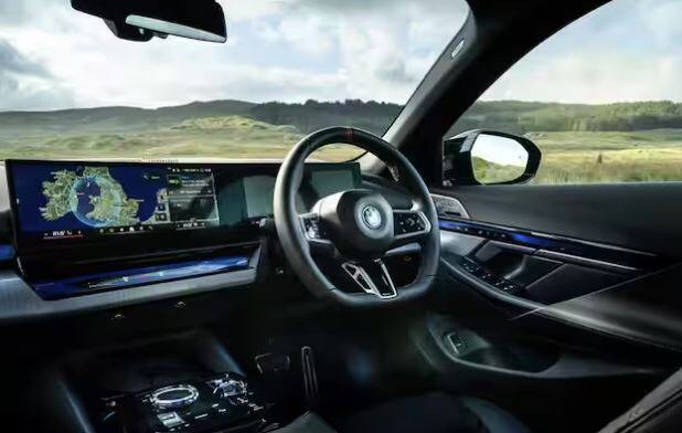 BMW i5 ਵਿੱਚ 12.3-ਇੰਚ ਦਾ ਡਿਜੀਟਲ ਇੰਸਟਰੂਮੈਂਟ ਕਲੱਸਟਰ ਹੈ। ਇਸ ਤੋਂ ਇਲਾਵਾ ਗੱਡੀ 'ਚ 14.9 ਇੰਚ ਦਾ ਇੰਫੋਟੇਨਮੈਂਟ ਸਿਸਟਮ ਵੀ ਲਗਾਇਆ ਗਿਆ ਹੈ।