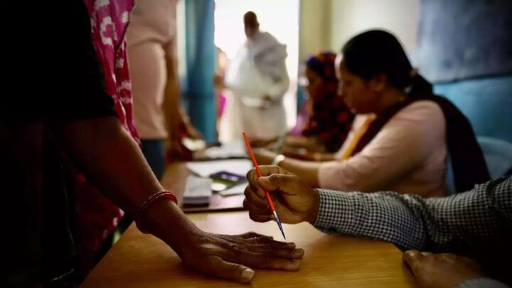 What is the percentage of voting in the second phase in the country  Is Maharashtra and Uttar Pradesh increasing fear Lok Sabha Election 2024 Phase 2 Voting : देशात दुसऱ्या टप्प्यात किती टक्के मतदान; महाराष्ट्र अन् उत्तर प्रदेश धाकधूक वाढवत आहे का?