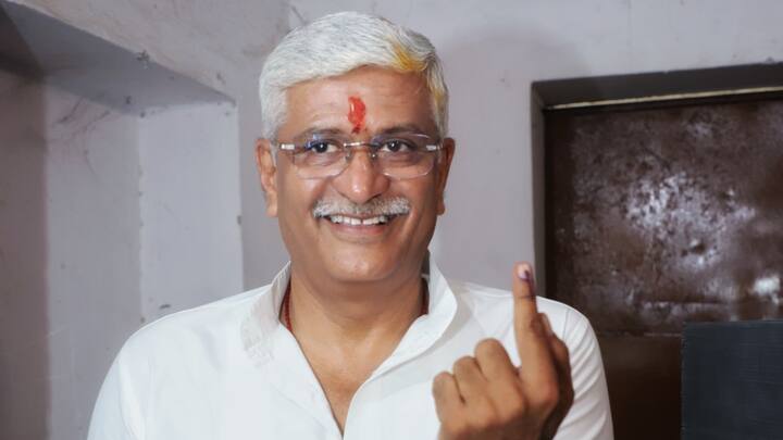 केंद्रीय मंत्री गजेंद्र सिंह शेखावत ने जोधपुर में मतदान करने के बाद कहा कि आज का दिन भारत के परिपक्व होते लोकतंत्र के लिए सबसे बड़ा दिन है. आज मतदान का प्रतिशत निश्चित रूप से बहुत बढ़ेगा. बीजेपी ने निरंतर विकसित भारत बनाने के संकल्प के साथ एक तरफ गरीब कल्याण की योजना को संपूर्णता और समग्रता के साथ उतारते हुए 25 करोड़ लोगों को गरीबी से बाहर निकालने में सफलता हासिल की. वहीं दूसरी तरफ देश की सीमाओं को सुरक्षित करते हुए पूरे विश्व में देश की प्रतिष्ठा स्थापित करने का काम किया है. अबकी बार का चुनाव विकसित भारत के संकल्प की आधारशिला रखने का चुनाव है.