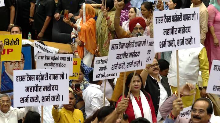 दोनों पार्टियों के पार्षदों ने लगभग एक घंटे तक एक-दूसरे के खिलाफ नारेबाजी की. सदन में पहुंचने के बाद महापौर ओबेरॉय ने दिल्ली के उपराज्यपाल वी. के. सक्सेना पर ‘‘संविधान की हत्या’’ करने और मुख्यमंत्री अरविंद केजरीवाल की न्यायिक हिरासत को एक ‘‘बहाने’’ के रूप में इस्तेमाल करने का आरोप लगाया.