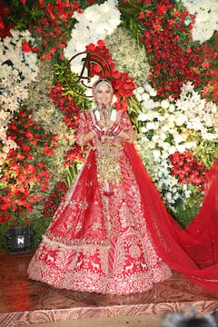 Arti Singh Wedding Pics: सुर्ख लाल जोड़े में दुल्हन बनीं आरती सिंह, देखें शादी के बाद पति संग खूबसूरत तस्वीरें