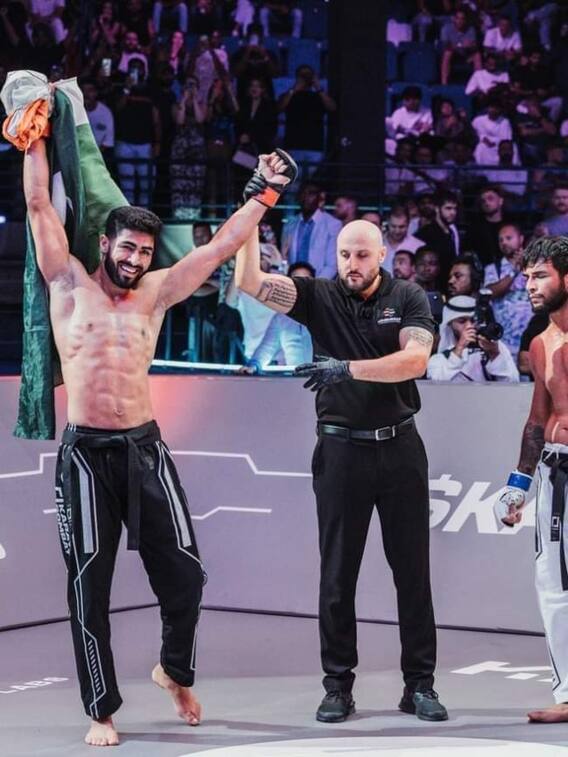 जीत के बाद पाकिस्तानी खिलाड़ी ने लहराया तिरंगा