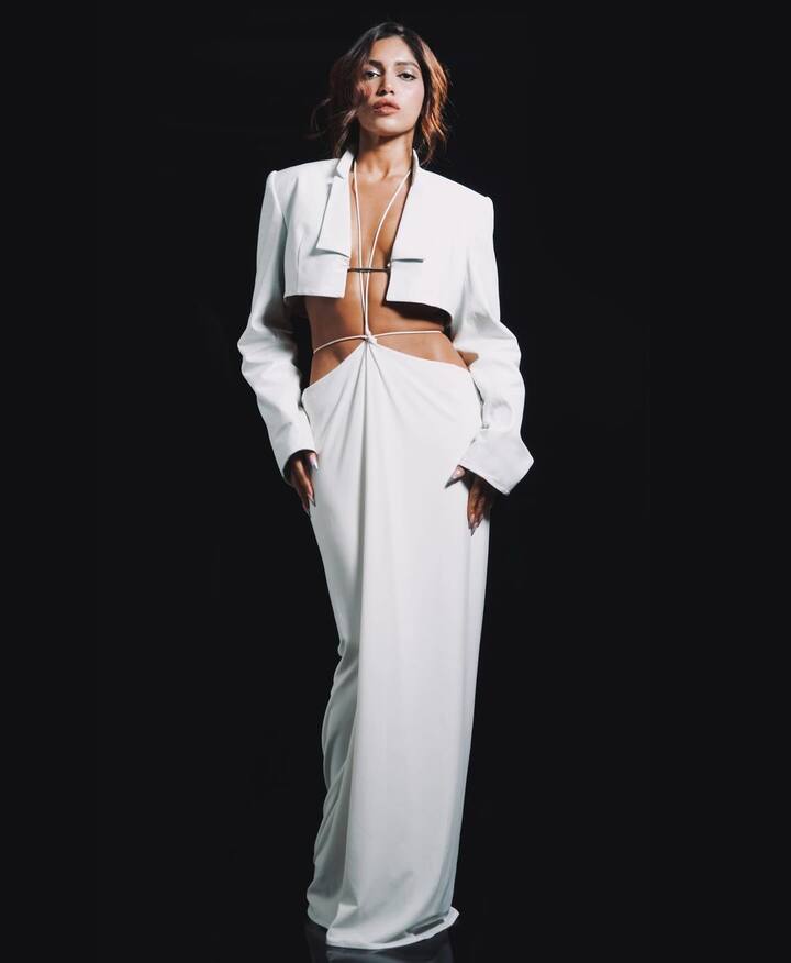 Her outfit consisted of a cropped jacket and a long skirt.