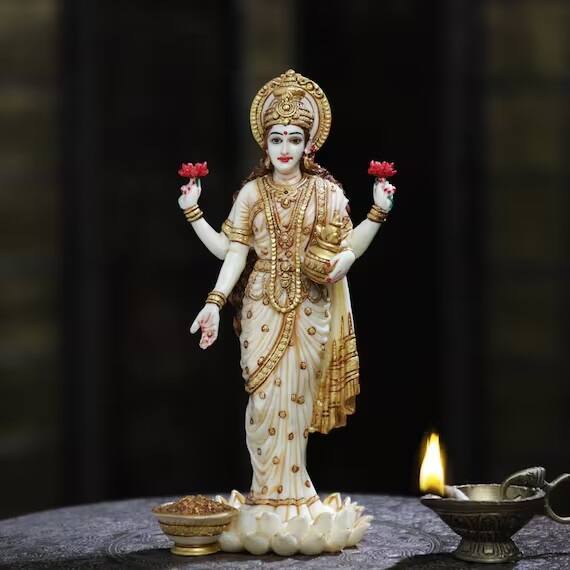 શુક્રવારના દિવસે કીડી અને ગાયને લોટ ખવડાવવાથી સૌભાગ્ય વધે છે.