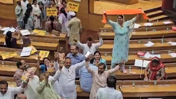 चुनाव के लिए पीठासीन अधिकारी की नियुक्ति नहीं होने के कारण महापौर और उपमहापौर के चुनाव को गुरुवार रात स्थगित कर दिया गया था.