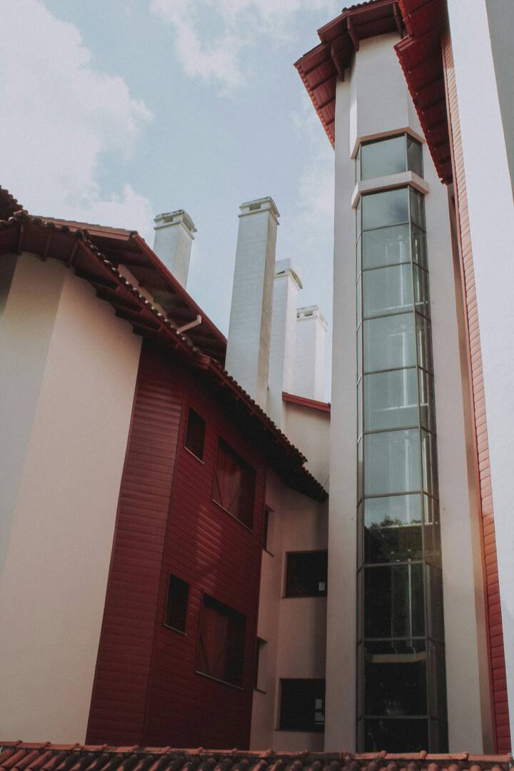 ऐसे में बहुत कम लोगों के दिमाग़ में ये सवाल आया होगा कि आख़िर लिफ़्ट का अविष्कार किसने और कैसे किया होगा.