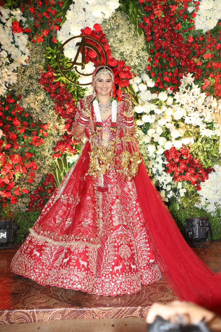 बीते दिन आरती सिंह हमेशा के लिए दीपक चौहान की हो गई. अपने स्पेशल डे पर गोविंदा की भांजी बेहद खूबसूरत लग रही थीं. हर किसी की नजर आरती के ब्राइडल लुक पर ही टिकी हुई थी.