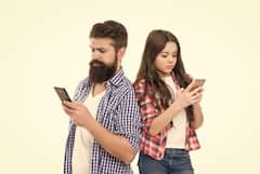 Mobile Addiction: फोन से जरा सी भी दूरी नहीं हो रही बर्दाश्त? हो जाएं सावधान, कहीं यह Nomophobia तो नहीं