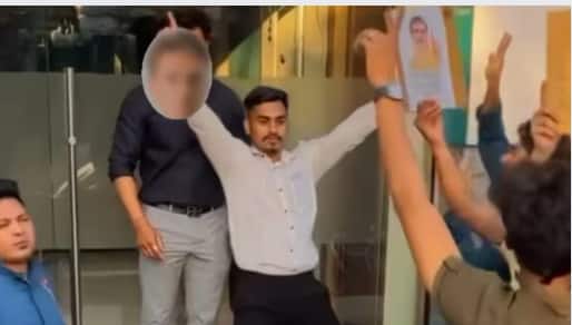 Pune Job man Resign watch pune man dances to dhol beats after he quits his toxic job Pune Viral News : ऑफिसच्या टॉक्झिक वातावरणामुळे पठ्ठ्यानं नोकरी सोडली, ऑफिससमोरच ढोलताशा लावून नाचला; व्हिडीओ व्हायरल