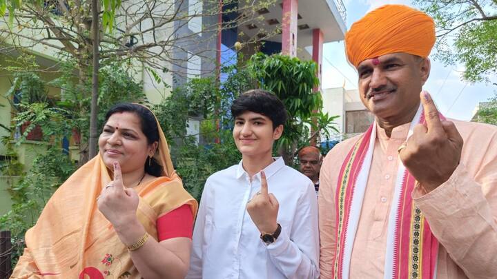 बीजेपी प्रदेश अध्यक्ष और चित्तौड़गढ़ से प्रत्याशी सीपी जोशी ने चित्तौड़गढ़ में मतदान किया. जोशी ने वोटिंग के बाद अपने सोशल मीडिया हैंडल एक्स पर ट्वीट कर कहा कि पहले मतदान किया, अब बाकी काम. मैंने परिवार सहित मतदान कर देश के नागरिक होने का कर्तव्य पूरा किया. लोकसभा के द्वितीय चरण वाले स्थानों के सभी मतदाताओं से मेरा आग्रह है कि आप भी अपना मतदान जरूर करें.