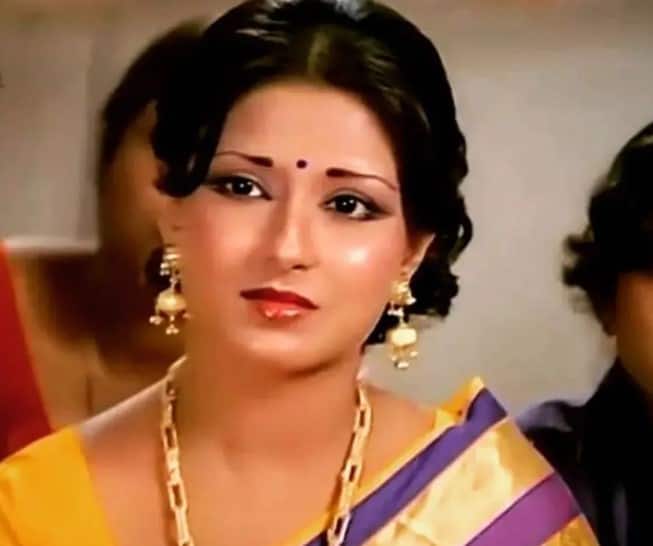 शादी के बाद उन्होंने बंगाली फिल्म बालिका वधू से एक्टिंग करियर शुरू कया और 18 साल की उम्र में वे बेटी की मां भी बन गई थी. साल 1972 में मौसमी ने अनुराग फिलम से बॉलीवुड में एंट्री की थी. इस फिल्म के बाद मौसमी का बॉलीवुड में करियर चल पडा था.