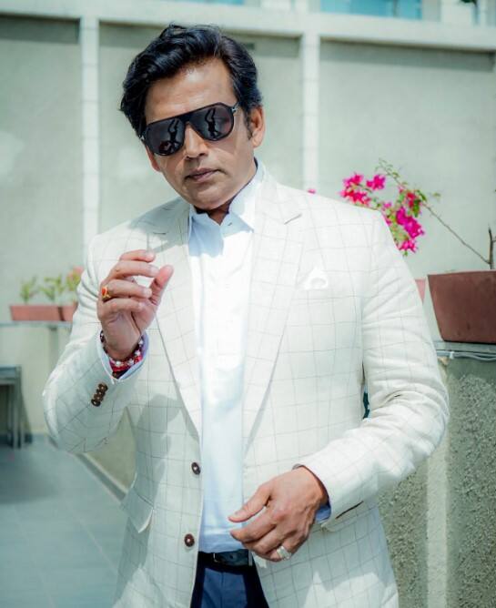 हिंदी से लेकर भोजपुरी सिनेमा में अपनी एक्टिंग का लोहा मनवाने वाले रवि किशन ने भी साल 2014 में जौनपुर से कांग्रेस के टिकट पर अपना पहला लोकसभा चुनाव लड़ा था लेकिन उन्हें बीजेपी के कृष्ण प्रताप से हार का मुंह देखना प़ड़ा था.