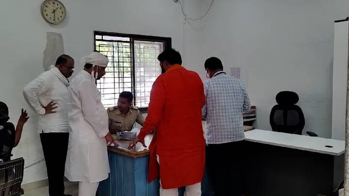 Yavatmal News distribution of money for bogus voting Shiv Sena serious Allegation Maharashtra marathi news Yavatmal News: आधी बोटाला शाई, मग पैशाचं वाटप,बोगस मतदानावरुन यवतमाळमध्ये राडा; ठाकरे गटाचा गंभीर आरोप
