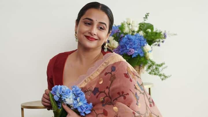 বিদ্যা আরও বলেন, 'আমি প্রচুর শাড়ি সংগ্রহে রাখা, সেগুলোকে আঁকড়ে থাকা মোটেই পছন্দ করি না। যেহেতু আমি এক শাড়ি বেশিবার পরার সুযোগ পাই না, তাই শাড়ি পরা হয়ে গেলেই আমি সেটা কাউকে না কাউকে দিয়ে দিই।