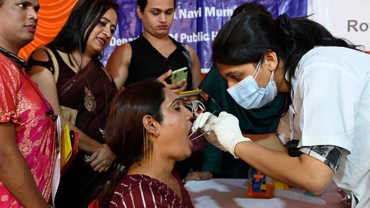 নয়ডার সেক্টর ১৩৭ নম্বরের অবস্থিত ফেলিক্স হাসপাতাল ভোটারদের জন্য বিশেষ 'ভোট ফর হেলদি ইন্ডিয়া' অফার এনেছে। তাদের তরফে জানানো হয়েছে, ভোট দেওয়ার পরে ২৬ থেকে ৩০ এপ্রিলের মধ্যে যে কোনও দিন হাসপাতালে এসে হাতের কালি দেখাতে হবে। তাহলেই ৬,৫০০ টাকার সম্পূর্ণ শরীর পরীক্ষার প্যাকেজ পাওয়া যাবে বিনামূল্যেই। (ছবি সৌজন্য- পিটিআই)