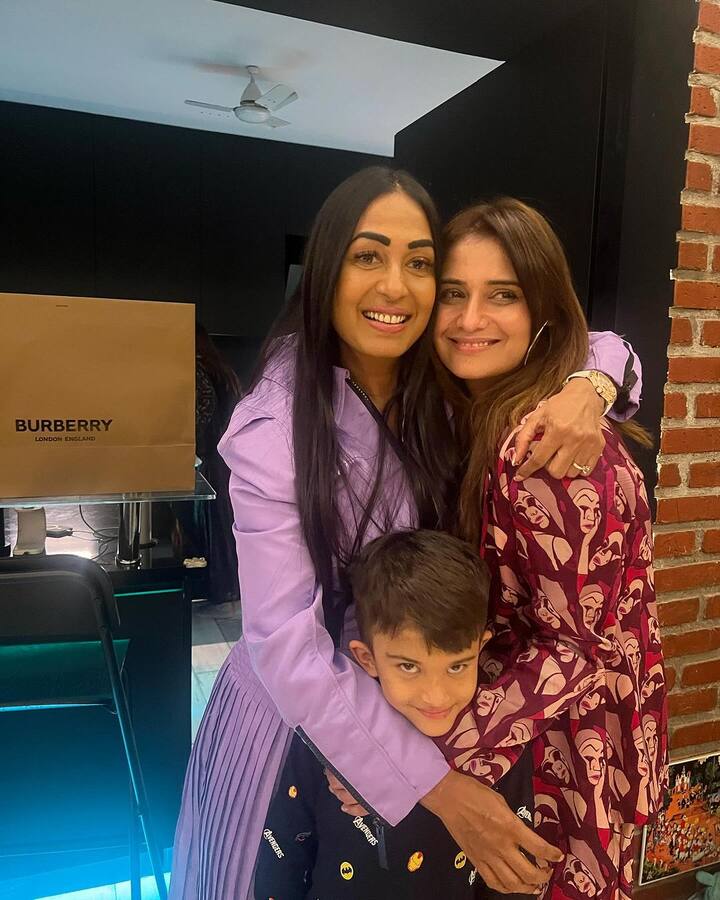 आरती सिंह का शादी में उनके भाई और भाभी ने सारी जिम्मेदारी निभाई. पिता की गैर-मौजूदगी में भाई कृष्णा अभिषेक ने आरती के पिता का फर्ज निभाया. तो वहीं भाभी कश्मीरा शाह ने भी ननद की शादी में मां की तरह अपनी पूरी जिम्मेदारी निभाई है.