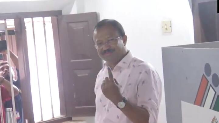 Union Minister & BJP candidate from the Attingal Lok Sabha constituency, V Muraleedharan cast his vote in the Lok Sabha polls.(Photo: ANI)