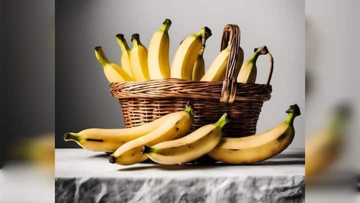केला वात पित्त दोष को बैलेंस करने का काम करता है. चूंकि वात बिगड़ने से करीब 80 तरह की बीमारियां हो सकती हैं.ऐसे में केला खाने से इन सभी से बचा जा सकता है.हालांकि, कई बार केला खाना नुकसान कर सकता है.