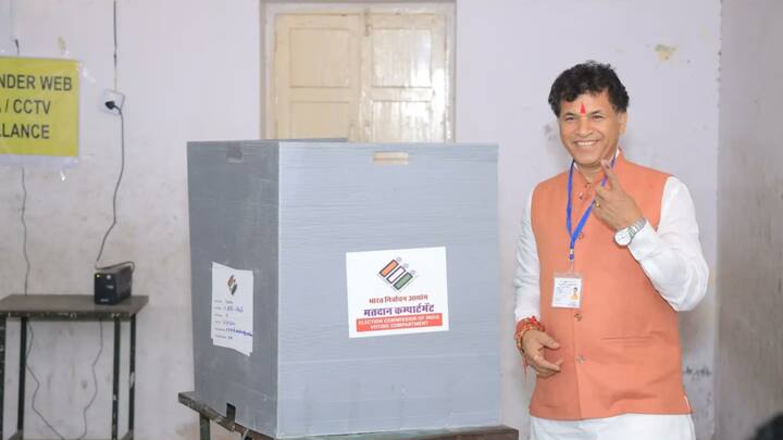 केंद्रीय मंत्री और बाड़मेर-जैसलमेर लोकसभा क्षेत्र से बीजेपी उम्मीदवार कैलाश चौधरी ने वोट डालने के बाद कहा कि 'पहले मतदान फिर जलपान' के तहत मैंने मतदान किया है. प्रधानमंत्री नरेंद्र मोदी के आह्वान पर लोग मतदान के लिए पहुंच रहे हैं.