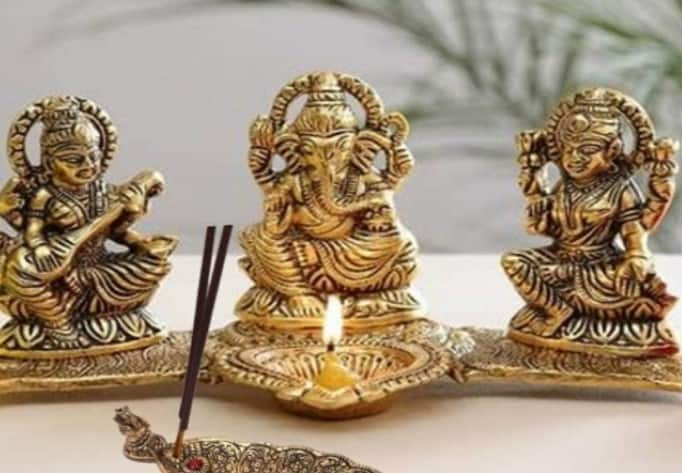 Do not keep these things near your house temple Vastu :  તમારા ઘરના મંદિરની નજીક ન રાખો આ વસ્તુઓ, થશે નુકસાન