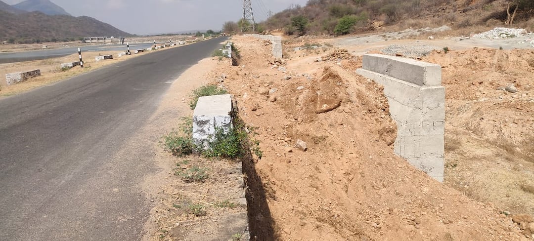 Dharmapuri public is afraid of the risk of accidents due to the half-abandoned bridge works in the Toppaiyar dam area - TNN தொப்பையாறு அணை பகுதியில் பாதியில் கைவிடப்பட்ட பாலப்பணிகள் - விபத்துக்கள் ஏற்படும் அபாயம்