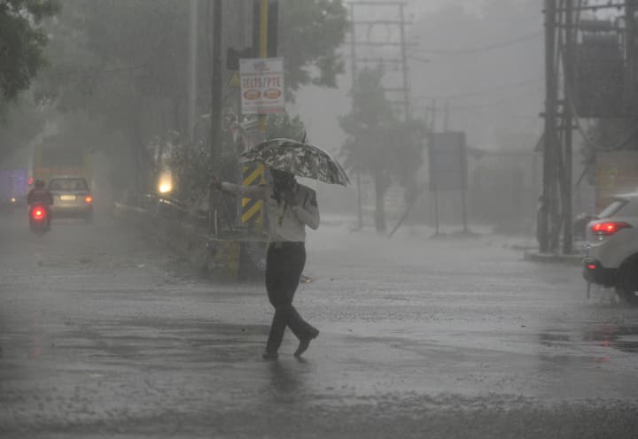 इस दौरान मौसम विभाग ने हरियाणा में गरज चमक के साथ बारिश की संभावना जताई है. मौसम विभाग ने प्रदेश के 16 जिलों में अलर्ट जारी किया है. पंजाब और हरियाणा के कई जिलों में बारिश के साथ 50 किलोमीटर प्रतिघंटे की रफ्तार से हवा चलने के भी आसार हैं. मौसम में बदलाव से किसानों की परेशानी बढ़ गई है, इसकी वजह मंडियों में गेहूं की धीमी उठान बताई जा रही है.