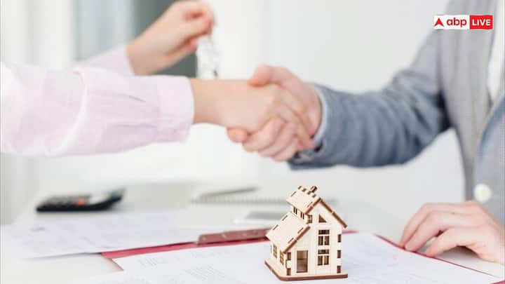 Home Loan: कई लोगों को ये पता नहीं होता है कि वो अपना होम लोन किसी दूसरे बैंक में भी ट्रांसफर कर सकते हैं. जबकि ऐसा आसानी से किया जा सकता है, हालांकि इसमें कुछ चार्ज वसूला जा सकता है.
